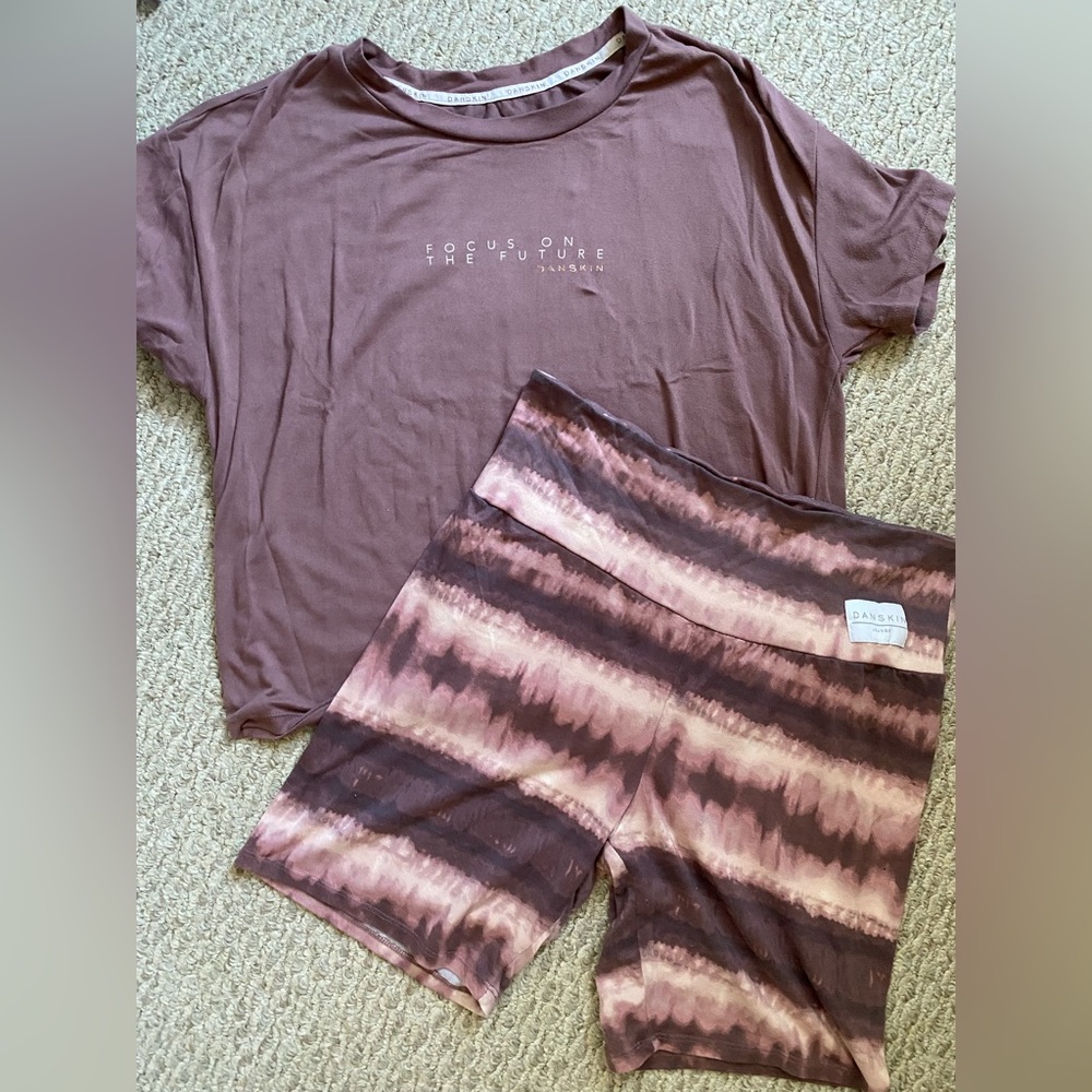 DANSKIN LOUNGING COMFY SET TOP AND SHORTS VERY SOFT LARGE FOCUS ON THE FUTURE